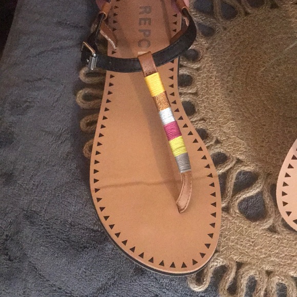 🌸🌺 Report Thong Sandals 🌼🌸🌺 - Picture 3 of 5